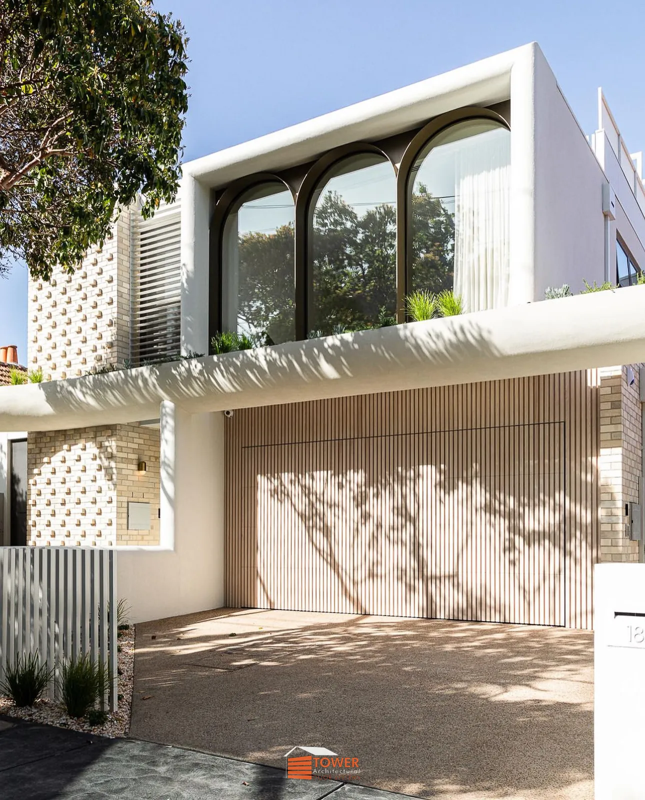Architectural Range — Batten Series Location: Melbourne Builder: Dash Construction Style Profile: A refined, contemporary façade brought to life with a fully integrated Flushmount Pro system clad in 38×16 aluminium wood-look battens.