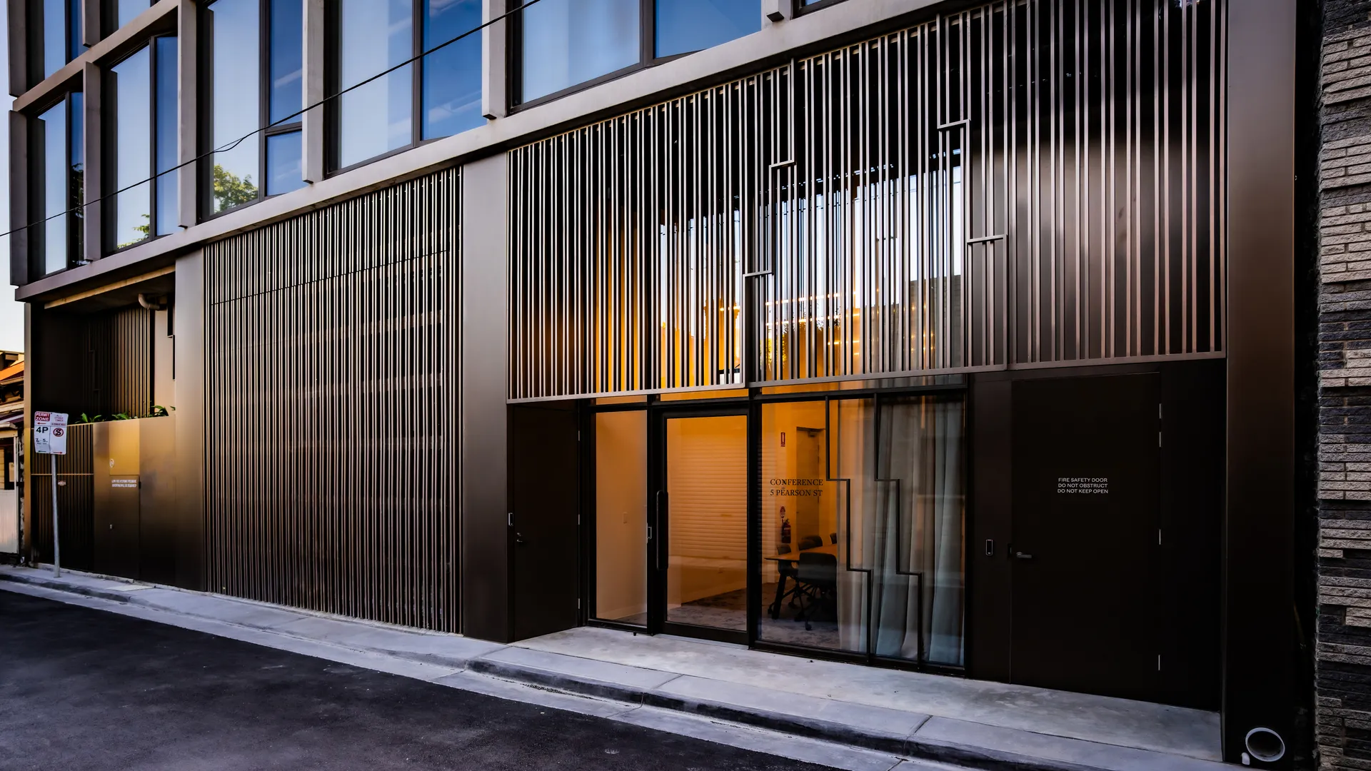 Architectural Range — Batten Series Location: Melbourne CBD Builder: Coben Style Profile: A refined commercial façade that balances strength, transparency, and architectural rhythm.