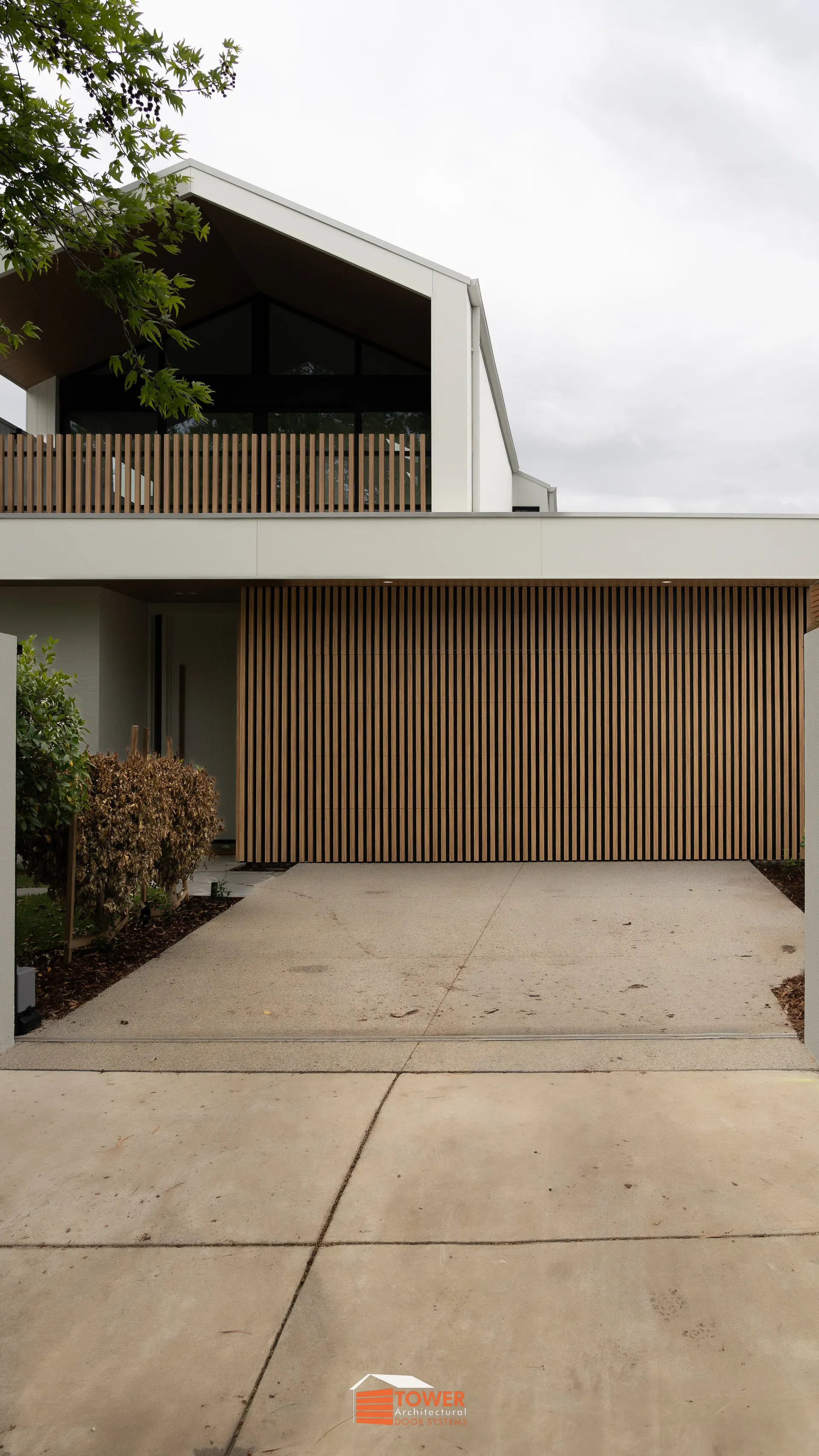 Architectural Range — Batten Series Location: Melbourne, VIC Style Profile: A bold architectural statement defined by clean geometry and rich material contrast.