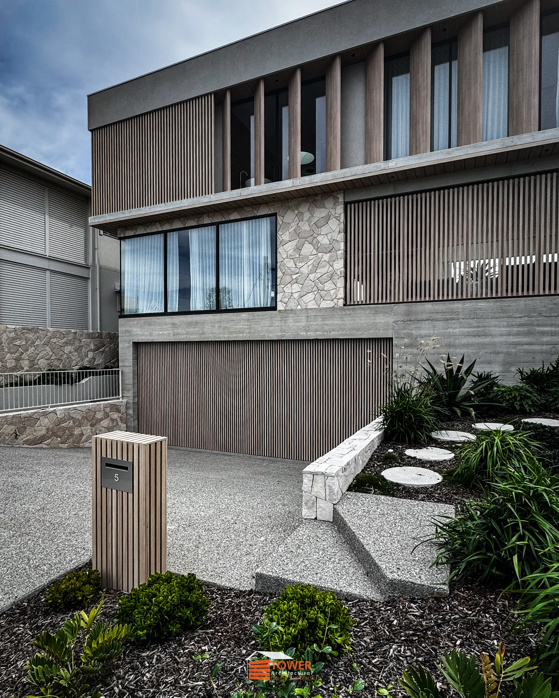 Architectural Range — Batten Series Location: Shellharbour, NSW Style Profile: A refined coastal-modern façade defined by strong horizontal lines, layered materials, and natural textures.