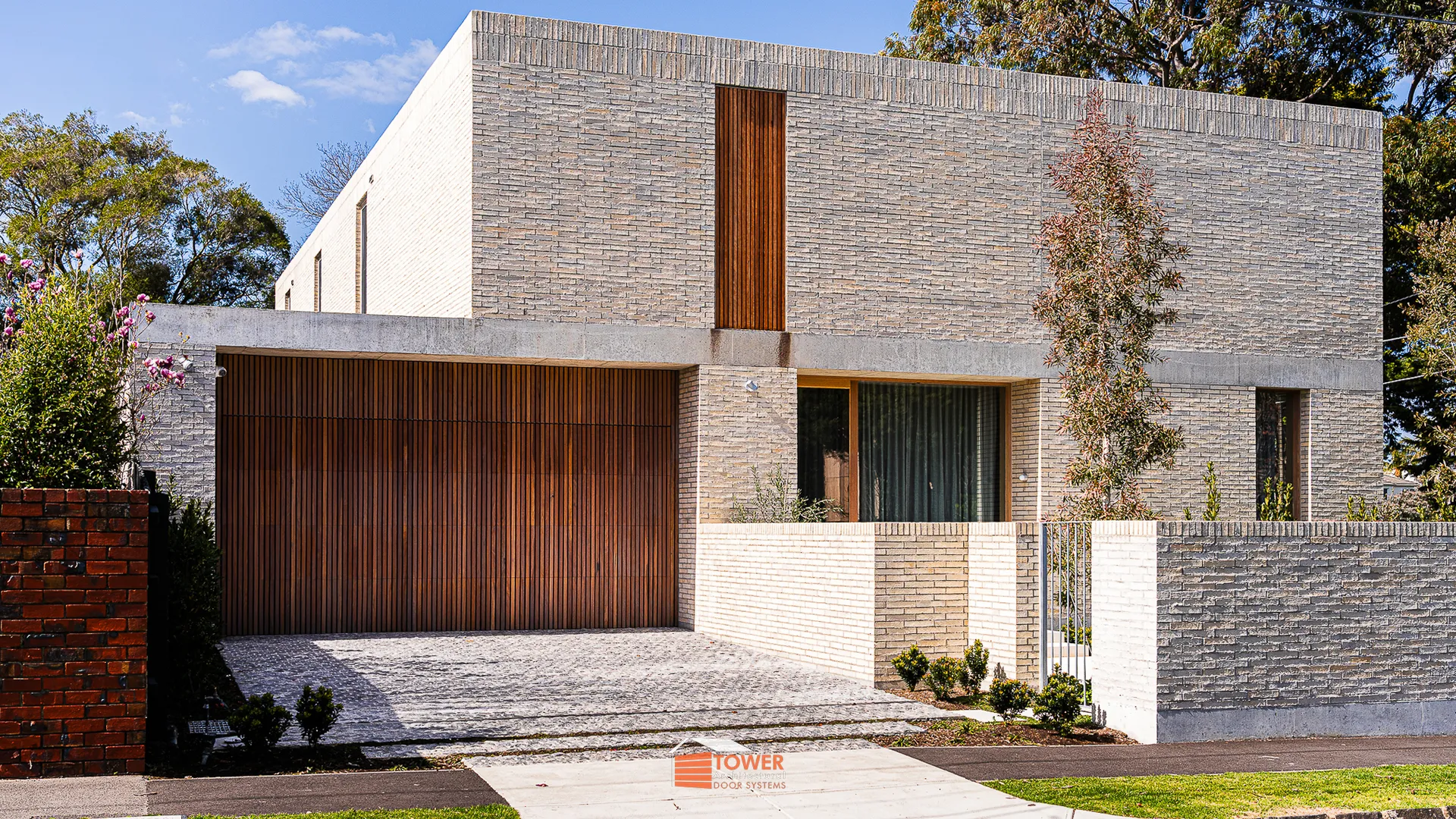 Architectural Range — Natural Series Location: Melbourne Builder: Coben Builders Style Profile: A meticulously detailed architectural façade, this project features a Flushmount Pro garage door clad in premium natural timber battens.