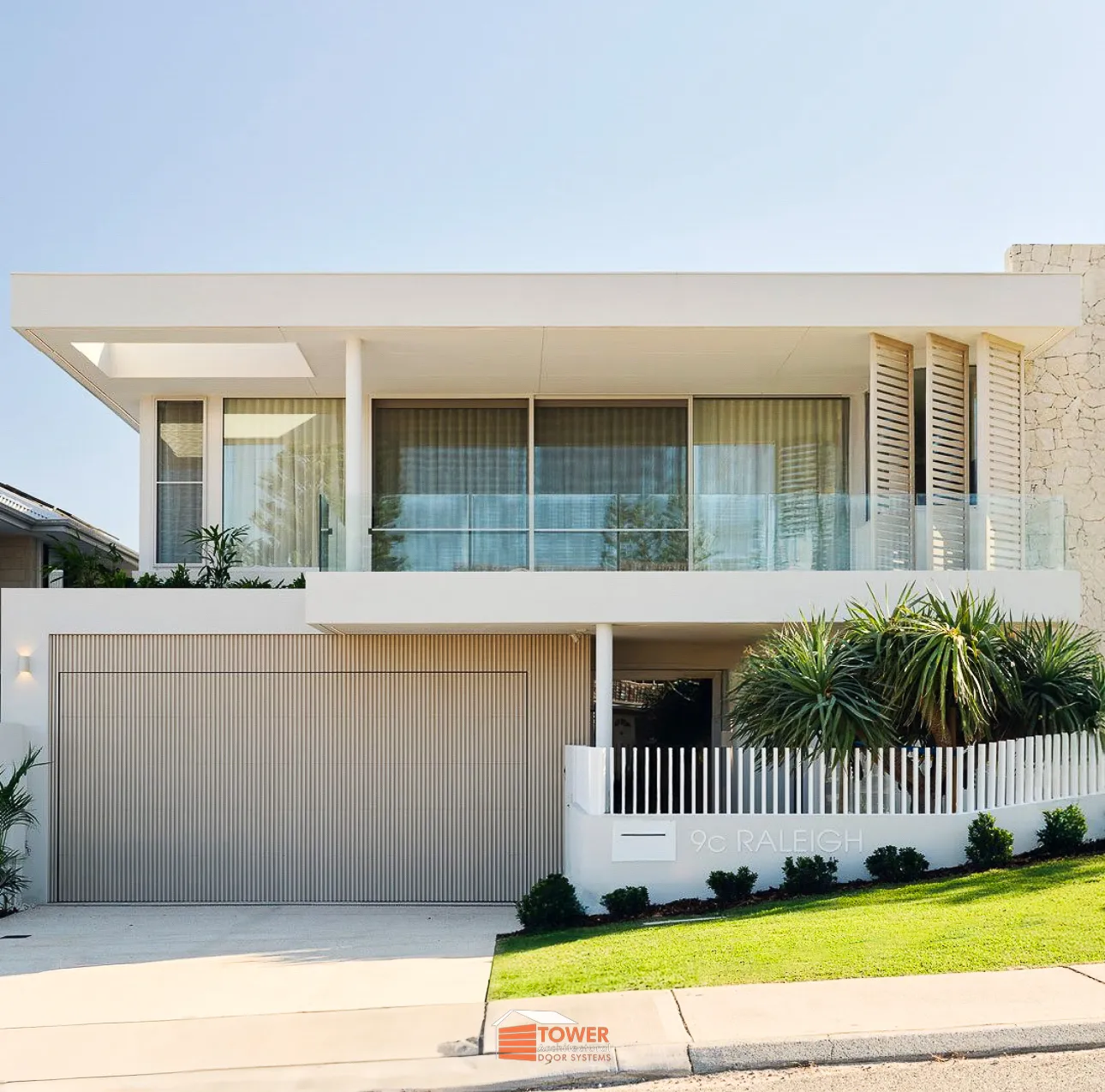 Architectural Range — Aluclad Series Location: Sydney Style Profile: A sleek, modern sectional door crafted from 2mm aluminium sheets, offering a smooth, uninterrupted façade ideal for contemporary architecture.