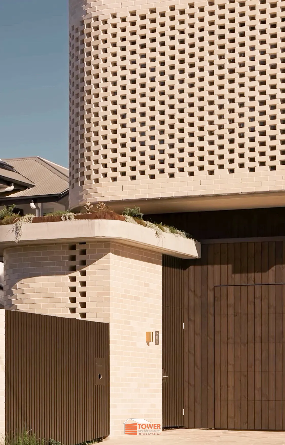 Architectural Range — Natural Series Location: Queensland Style Profile: This project showcases a refined Flushmount Pro door clad in natural timber shiplap, delivering a seamless and deeply architectural façade.