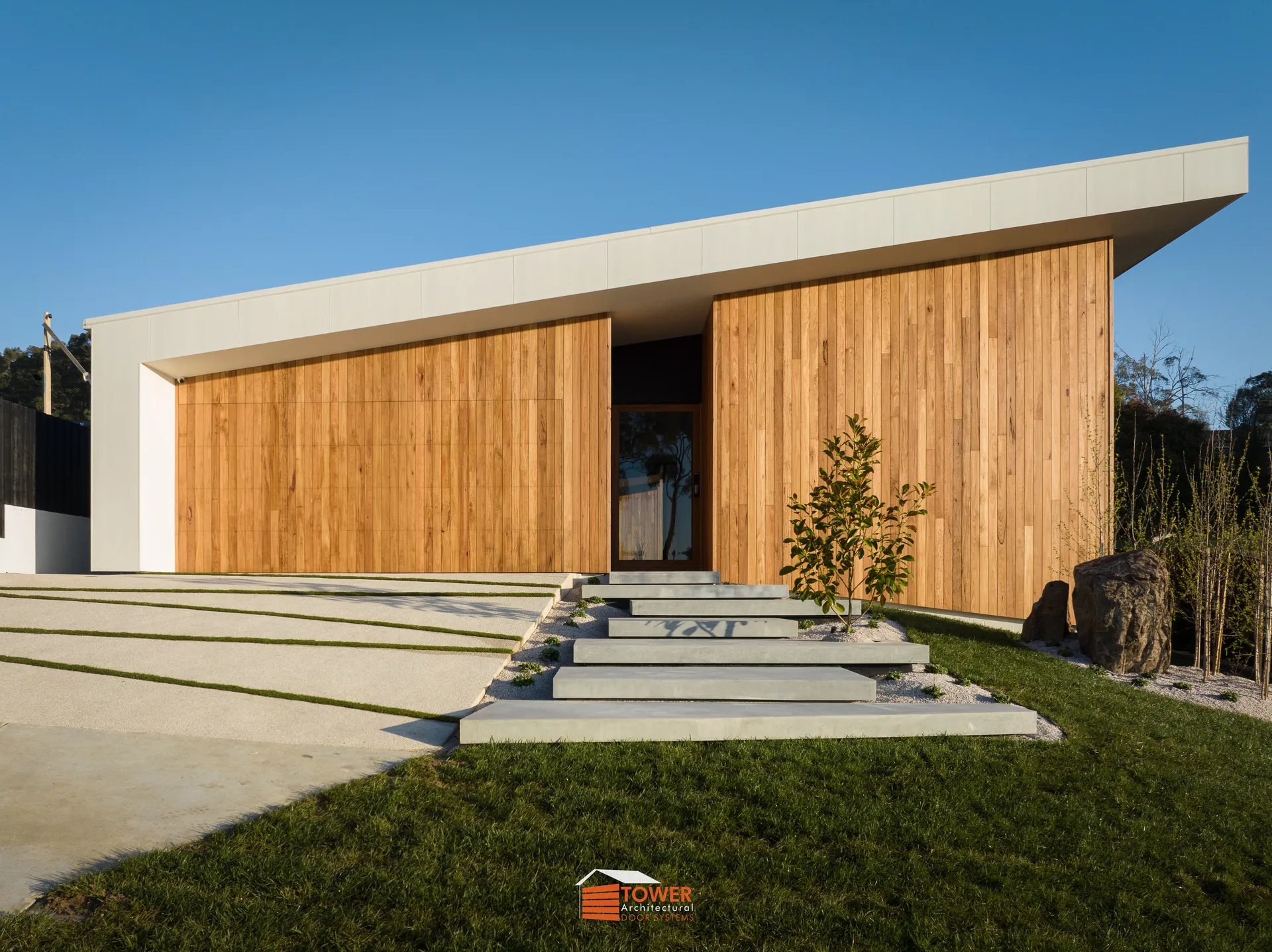 Architectural Range — Natural Series Location: Tasmania Builder: Zanetto Builders Style Profile: Part of a standout architectural project known as Azgard , this façade showcases the beauty and warmth of Silvertop Ash paired with bold modern geometry.
