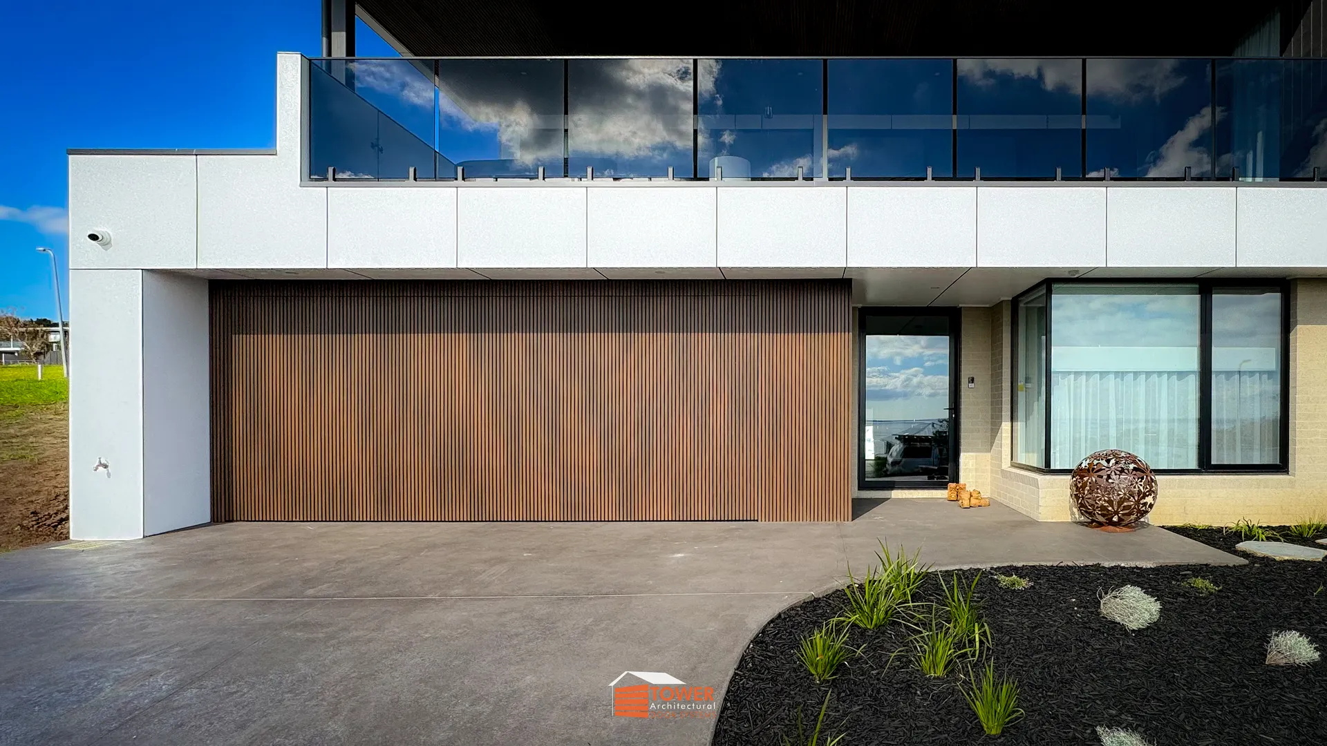 Architectural Range — Castellation Series Location: Phillip Island, VIC Style Profile: A warm and coastal-modern façade, this project features a Flushmount Pro door clad in NewTech castellation finished in the rich IPE tone.